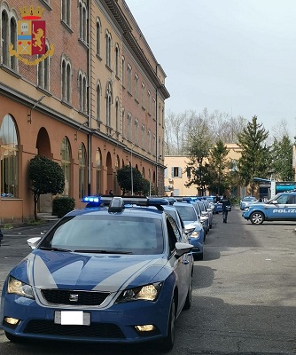 Roma-Casilina – Non gli bastano i 40 euro dati dalla ex compagna, la costringe a prelevare 200 euro al Postamat: arrestato