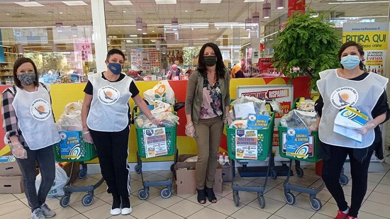 Ciampino, grande successo per la raccolta alimentare di Gente Libera al Todis