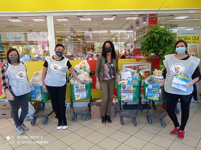 Ciampino, grande successo per la raccolta alimentare di Gente Libera al Todis