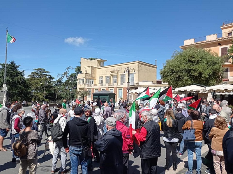 Genzano, in tanti a Piazza Tommaso Frasconi per la pace in Palestina