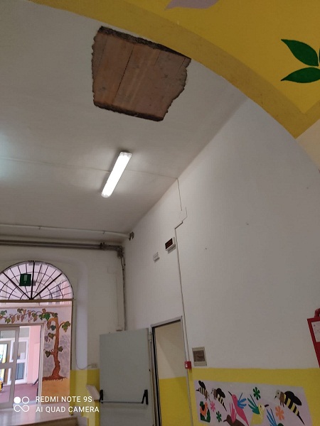 Rocca di Papa, scuola Centro Urbano: cade un pezzo di intonaco dal soffitto