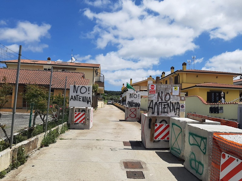 Marino, cittadini contro il 5G: striscioni di protesta a Castelluccia (FOTO)