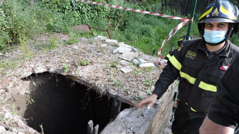 Ariccia, uomo sprofonda e cade in un pozzo nel giardino di casa sua: Salvato dai vigili del fuoco