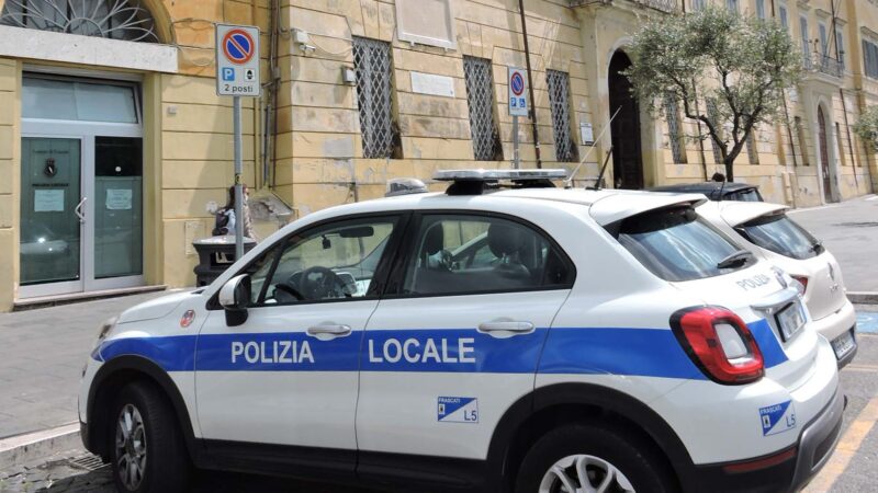 Frascati, la Polizia Locale salva cittadino ucraino chiuso e solo in casa da diversi giorni