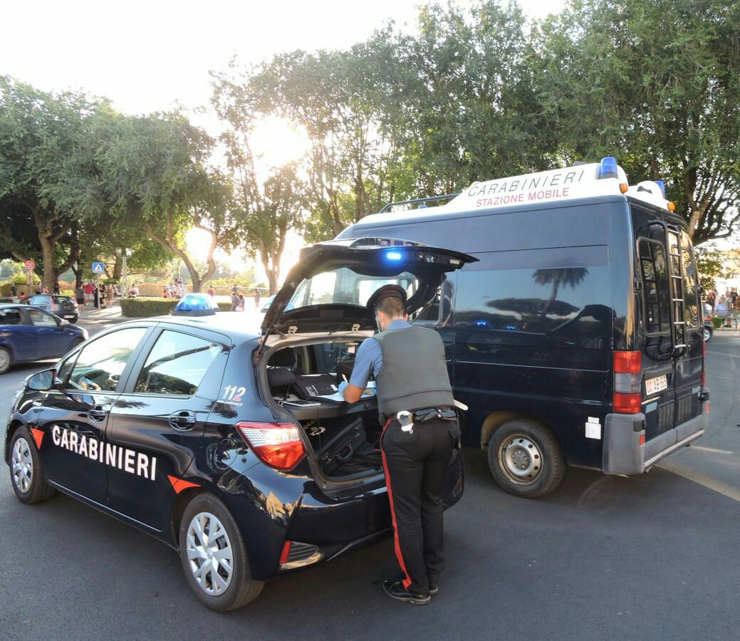 Roma, sorpreso dai Carabinieri con documenti falsi e biglietti per l’estero, arrestato