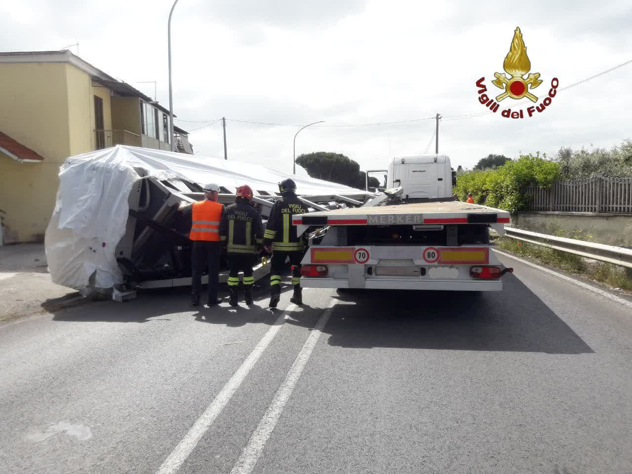 Ariccia, tir perde carico e cassone con un grosso condizionatore a bordo: Nettunense chiusa al km13