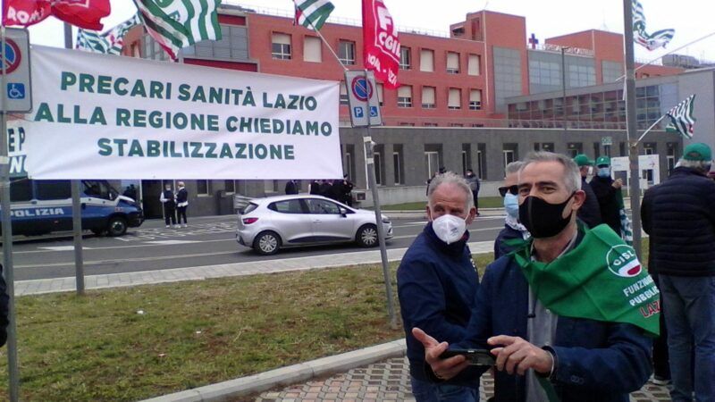 Manifestazione all’ospedale dei Castelli per i precari che chiedono stabilizzazione