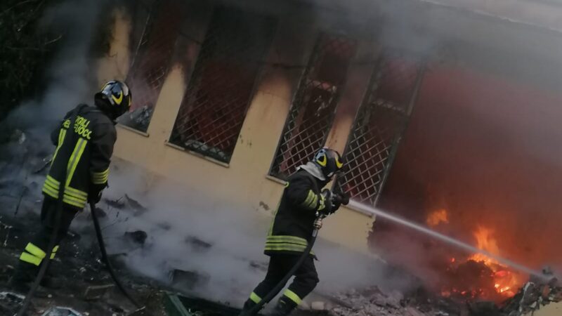 Genzano, grave incendio presso l’ex cantina sociale “La Selva”