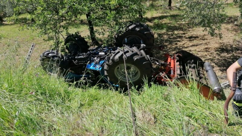 Velletri, rimane incastrato sotto al trattore agricolo: morto 80enne