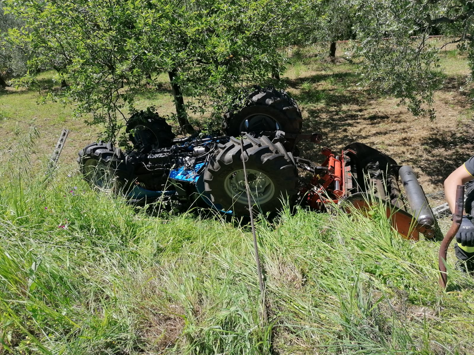 Velletri, rimane incastrato sotto al trattore agricolo: morto 80enne