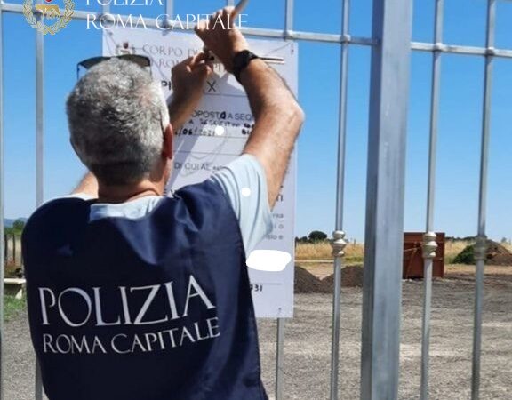 Roma, Polizia Locale sequestra terreno di 7mila metri quadri. Scoperta discarica di rifiuti edili interrati