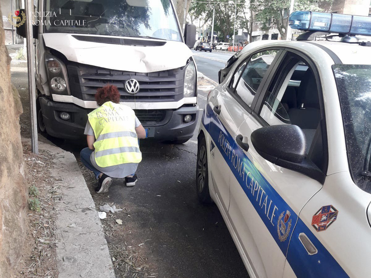 Nomentana, rintracciato il pirata della strada che ieri ha investito un uomo ed il suo cane