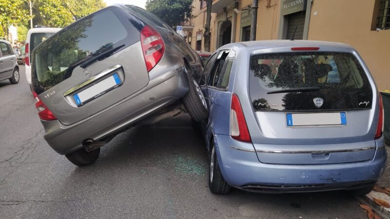 Albano, anziana al volante finisce fuori strada con la sua auto e sale su altre macchine parcheggiate a Borgo Garibaldi