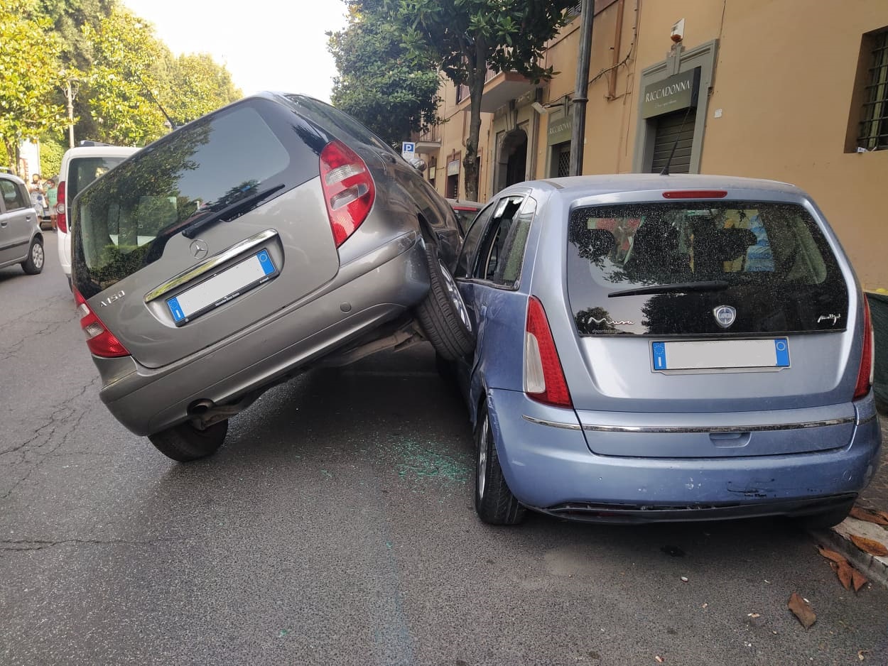 Albano, anziana al volante finisce fuori strada con la sua auto e sale su altre macchine parcheggiate a Borgo Garibaldi