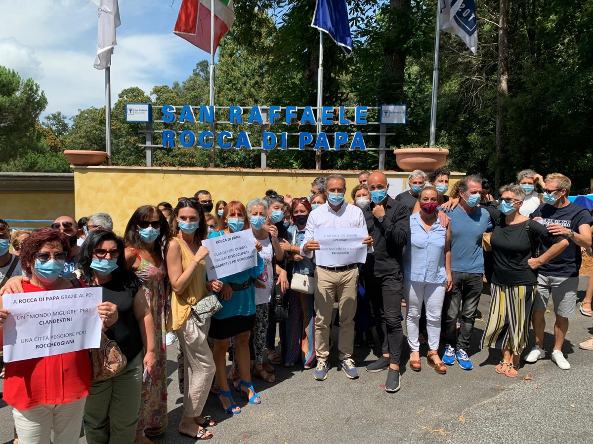 Rocca di Papa, protesta dei lavoratori della Clinica San Raffaele davanti alla Regione Lazio. A rischio 160 posti di lavoro