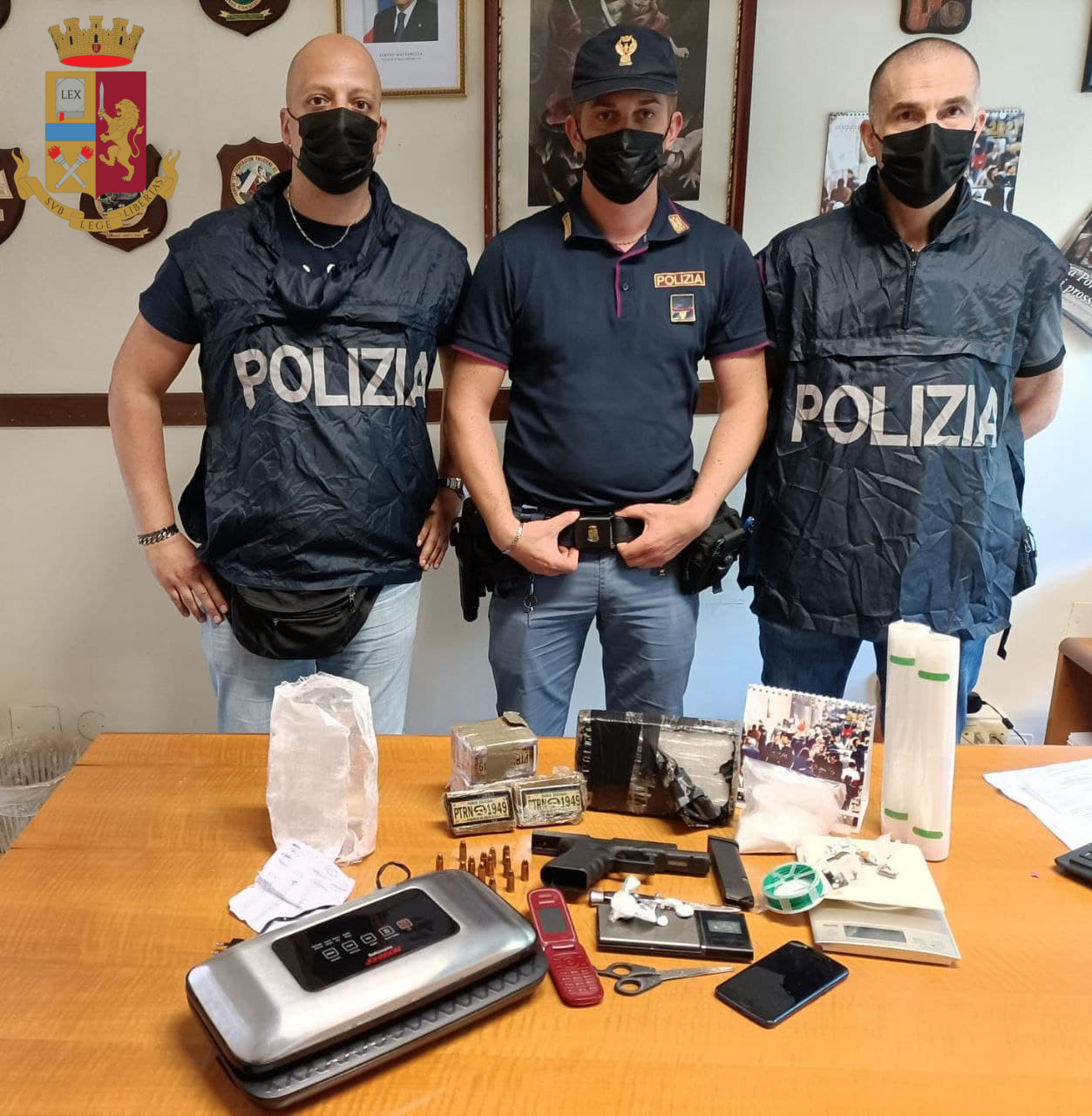 Roma, la Polizia di Stato arresta 3 persone per possesso di droga e porto d’arma illegale