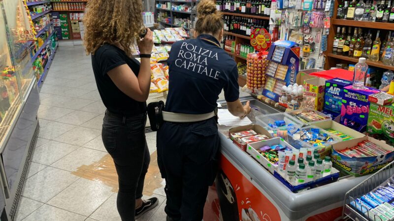 Roma, controlli nelle zone della movida: sigilli a minimarket e sanzioni a camion bar per la vendita irregolare di alcolici