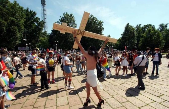 Gay Pride Roma: nel corteo anche “Cristo LGBT”, è polemica