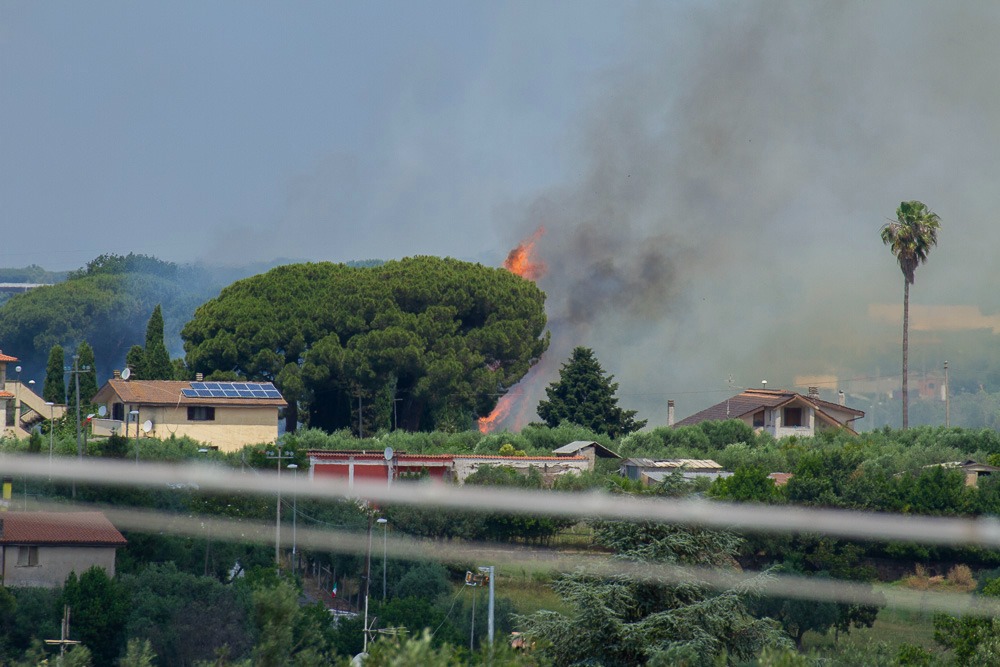 Albano, bonificato dopo 6 ore di lavoro l’incendio in via Massimetta: inceneriti 15 ettari di vegetazione