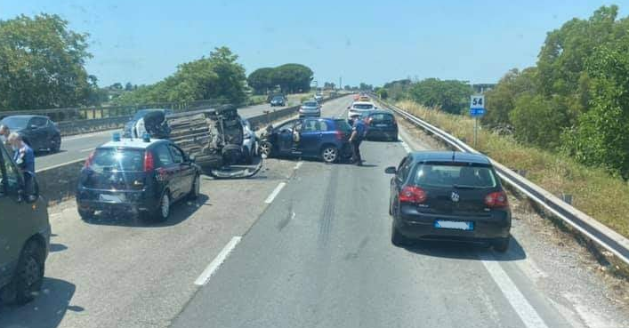 Pontina, caos in strada: un incidente e un incendio sulla via