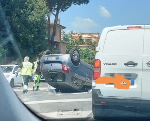 Ciampino, incidente su Viale Kennedy: 85enne si ribalta con la propria auto e finisce in ospedale