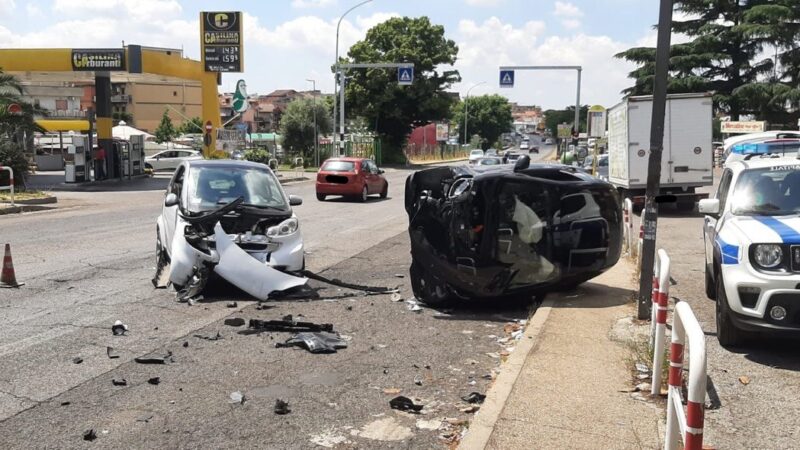 Via Casilina, provoca incidente e si dà alla fuga: la responsabile rintracciata dalla Polizia Locale