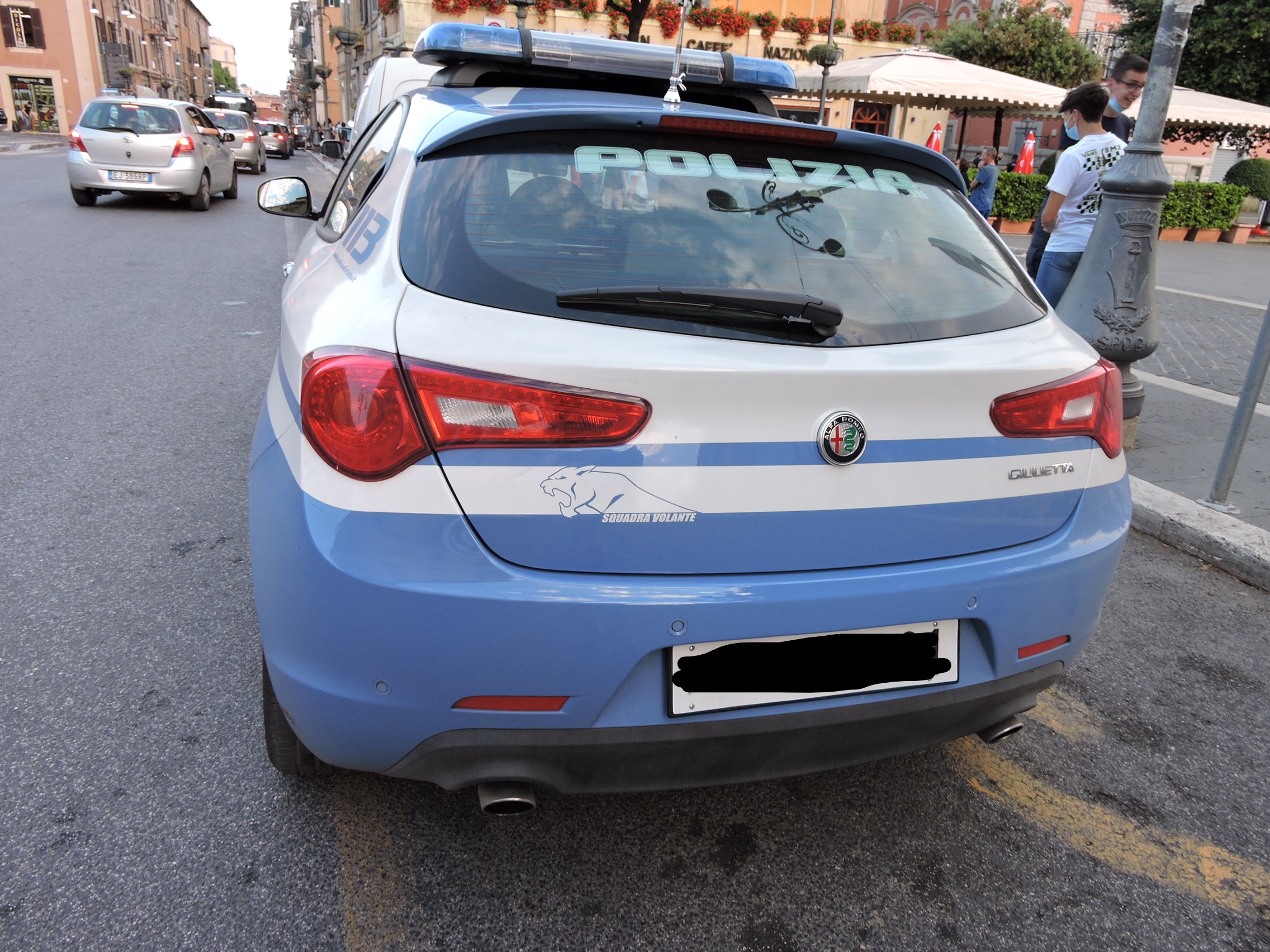 Genzano, lite animata tra due giovani per una donna su via Garibaldi: interviene la polizia