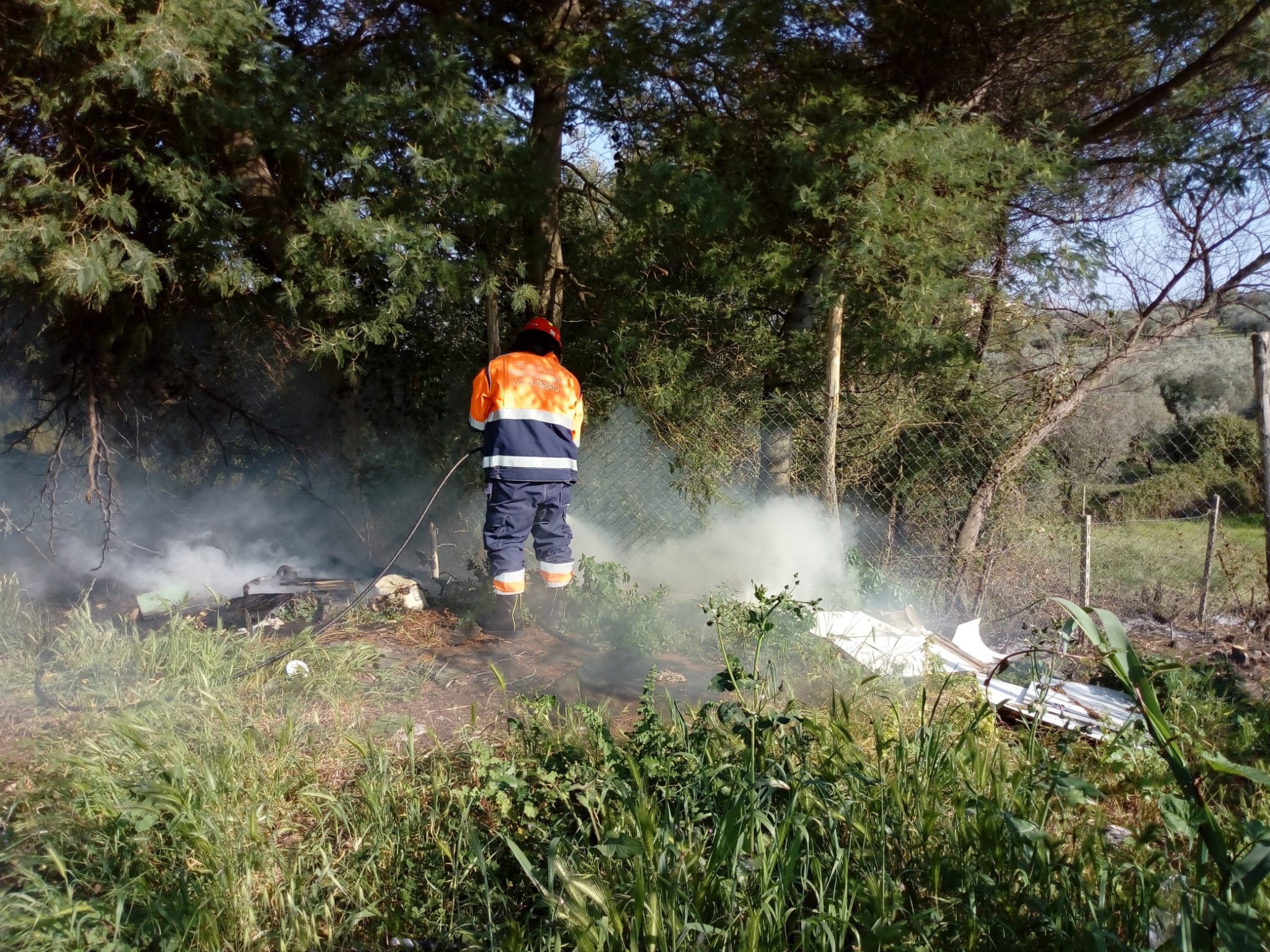 Lanuvio, primo incendio estivo in via Casal Marini. Molte le ore di lavoro della Protezione Civile e dei Pompieri