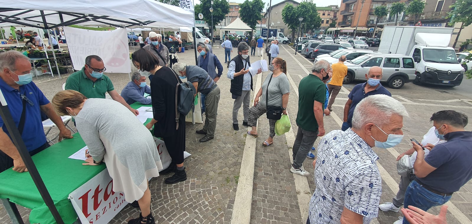 Pavona, grande afflusso al banchetto-firme contro il riavvio della discarica di Albano-Roncigliano