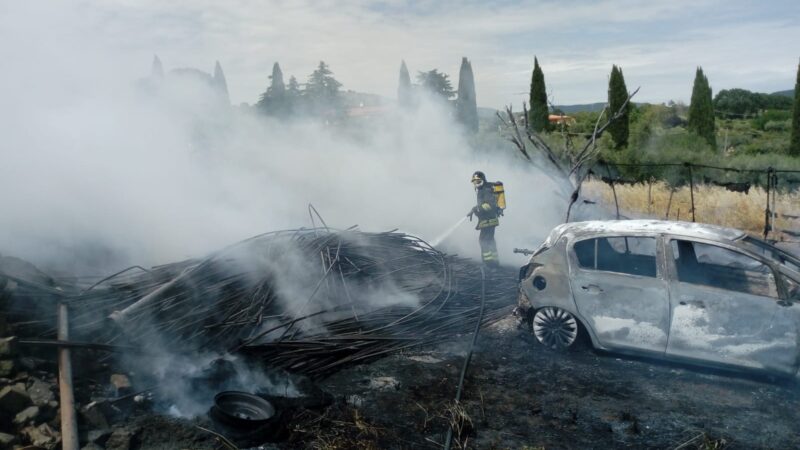 Lanuvio prendono fuoco sterpaglie e un capanno, due ore di lavoro per pompieri e protezione civile