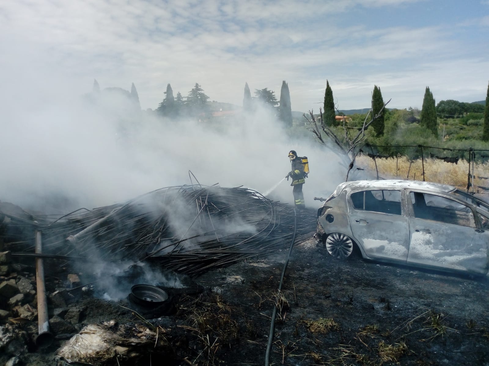 Lanuvio prendono fuoco sterpaglie e un capanno, due ore di lavoro per pompieri e protezione civile