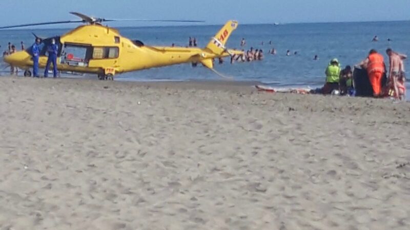 Torvaianica, 60enne accusa un malore in acqua e muore. Vani i soccorsi