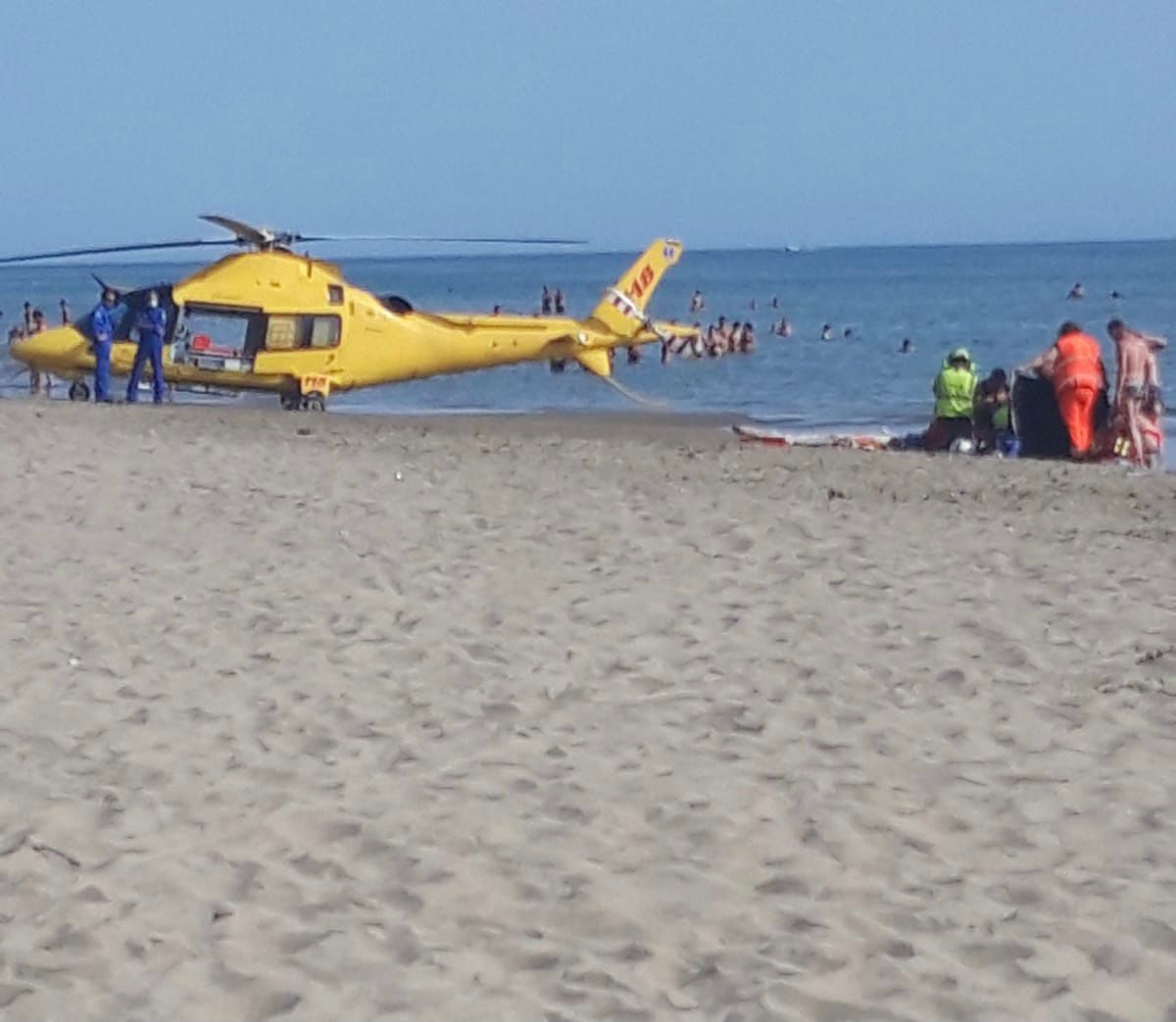 Torvaianica, 60enne accusa un malore in acqua e muore. Vani i soccorsi