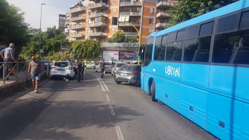 Velletri, tamponamento in centro da parte di un Cotral