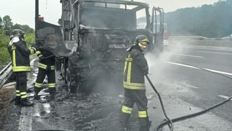 Roma, incendio di un autoarticolato  sull’autostrada del Sole A1