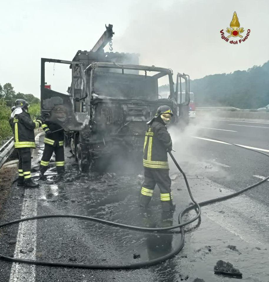 Roma, incendio di un autoarticolato  sull’autostrada del Sole A1