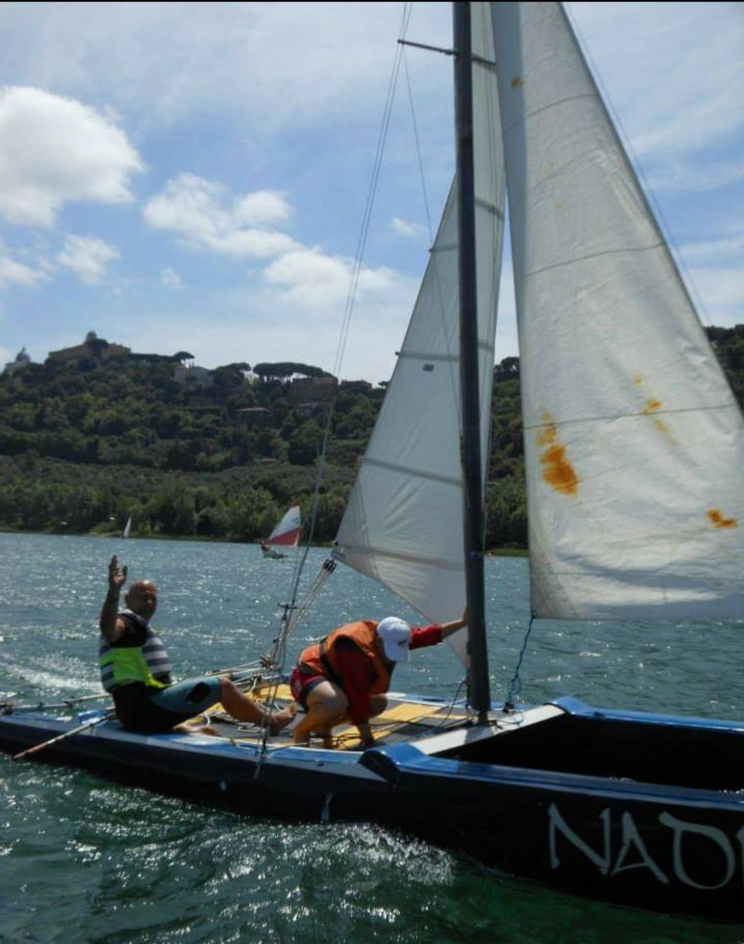 Castel Gandolfo, Milvia Monachesi porge i suoi saluti a Eros, membro del circolo vela