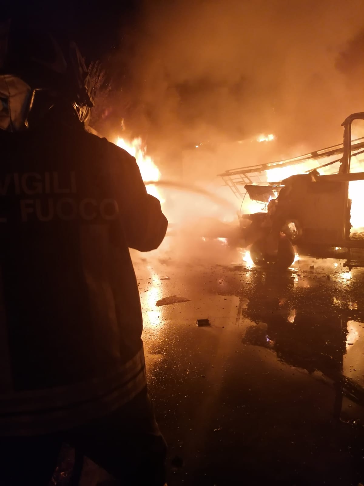 Velletri, inferno di fuoco ieri sera in via Appia Sud: a fuoco camper e casetta di legno di un autosalone