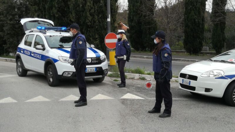 Velletri, 40enne con precedenti penali di Nettuno fugge all’alt della Polizia Locale: Bloccato dopo inseguimento