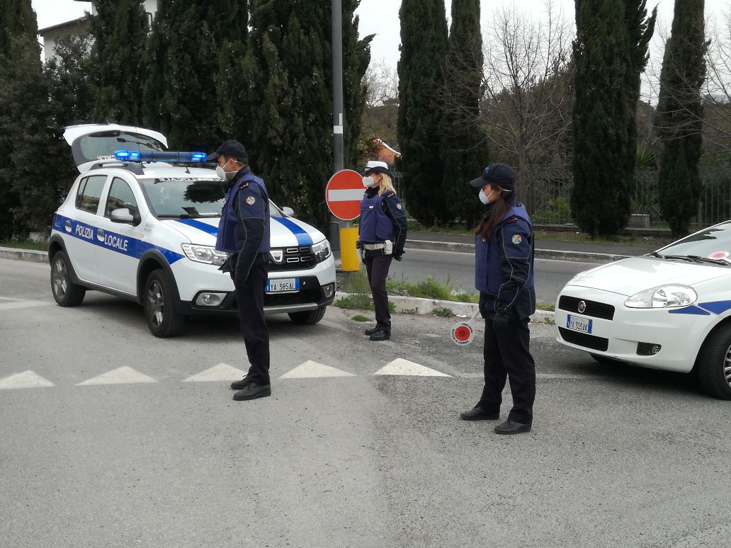 Velletri, 40enne con precedenti penali di Nettuno fugge all’alt della Polizia Locale: Bloccato dopo inseguimento