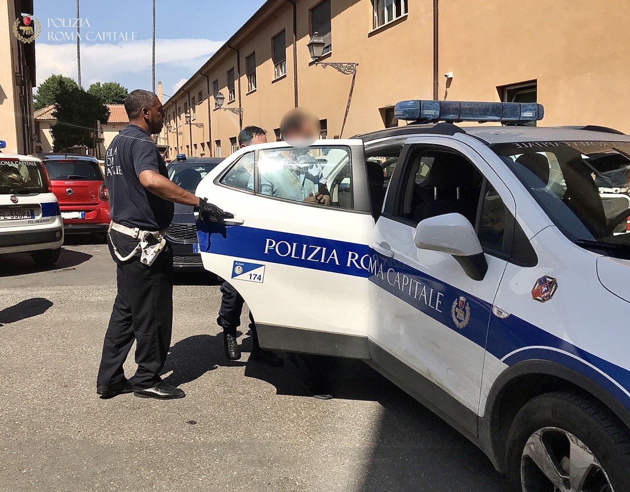 Mura Aureliane, arrestato uomo che ha tentato di strangolare un agente della Polizia Locale