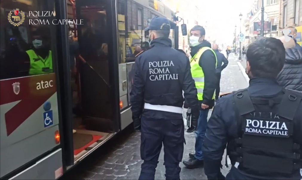 Roma, tenta una rapina armato di coltello su un bus ATAC: arrestato della Polizia Locale