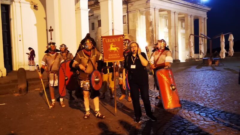 Ariccia, successo di pubblico per le visite guidate notturne in toga romana “L’Aricia romana al tempo di Settimio Severo”