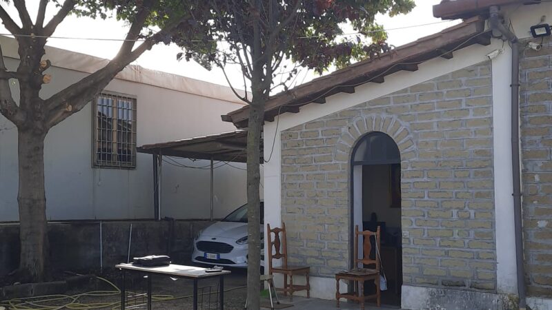 Fontana di Papa (Ariccia), il parroco don Antonio Salimbeni pianta insieme ai parrocchiani due alberi in segno di rispetto per il creato