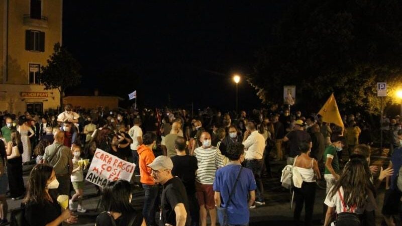 3 giorni di proteste contro la riapertura della discarica di Albano. Per ora i camion dei rifiuti non arriveranno