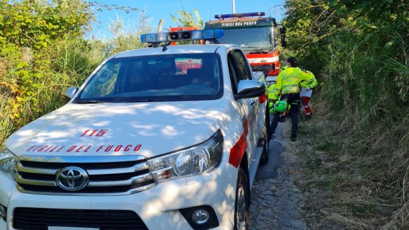 Roma, si ribalta un mezzo agricolo, muore un uomo