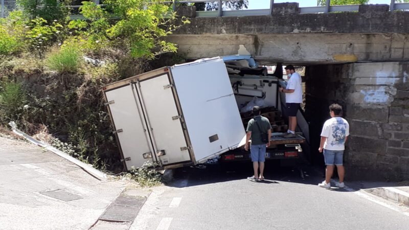 Ariccia, ennesimo incidente contro il ponte ferroviario di via Ginestreto