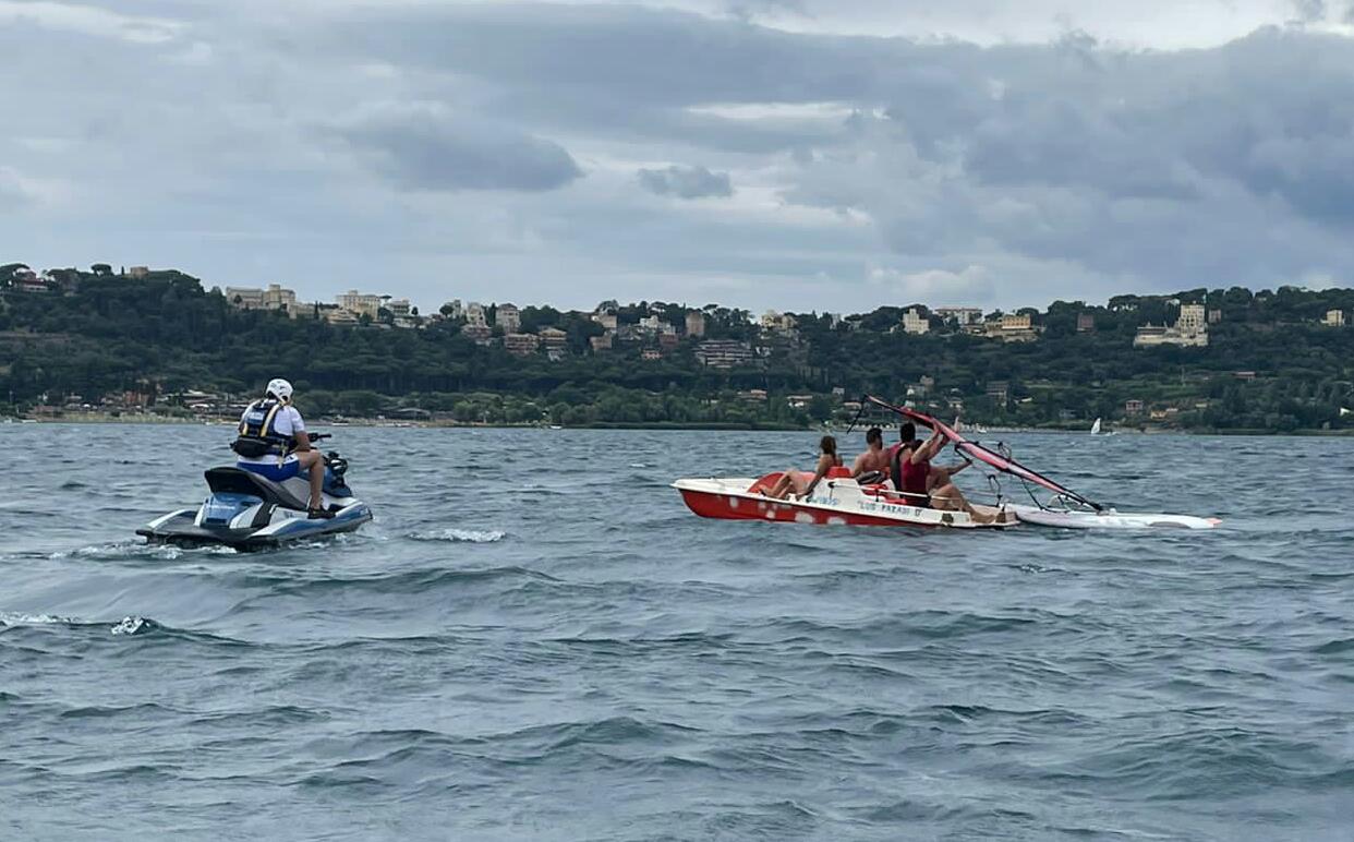 Castel Gandolfo, soccorsi 4 ragazzi al centro del lago dalla Polizia Fluviale