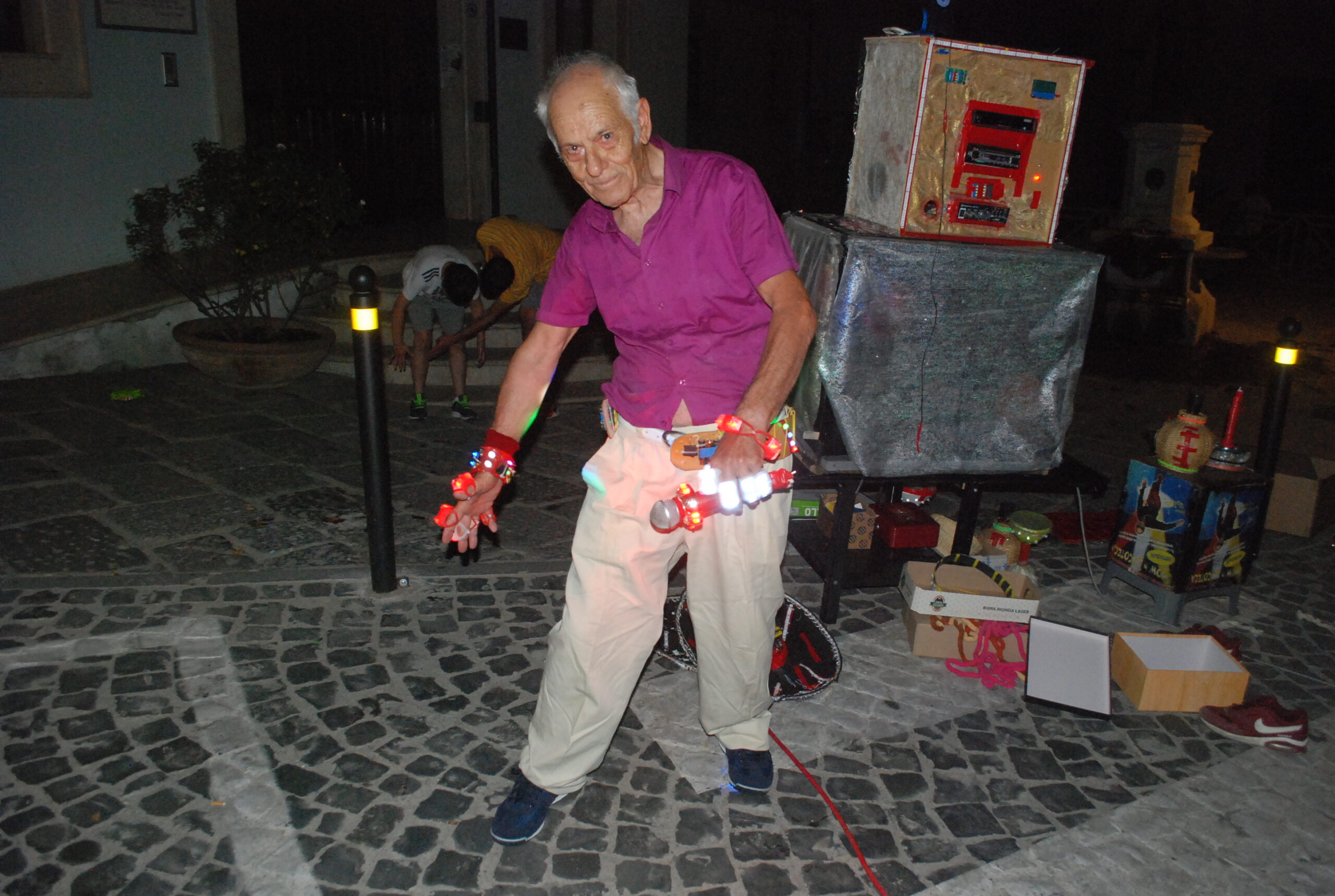 Ariccia, weekend di grande festa con il ballerino luminoso Mario Volant e il Torneo di Biliardino (Foto)