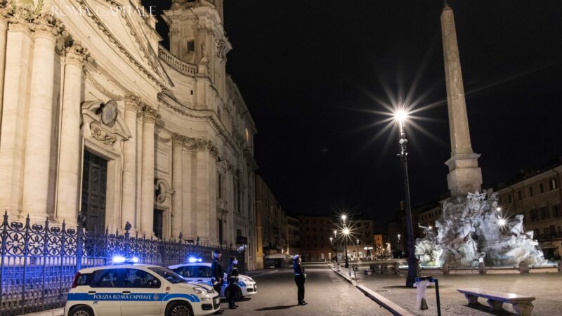 Roma, bagno nella fontana dei Quattro Fiumi a piazza Navona: tre turisti francesi fermati dalla Polizia Locale